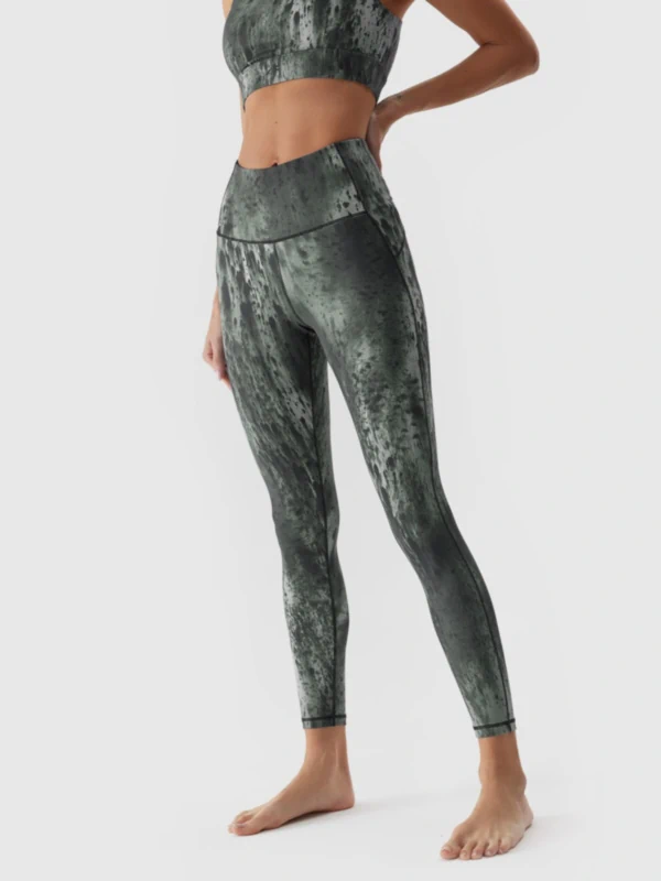 Women's yoga leggings with recycled materials
